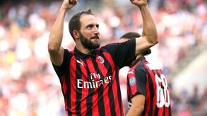 Higuaín, Özil e mais oito: os nomes que estão a aquecer o mercado