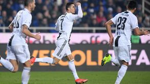 Cristiano Ronaldo saltou do banco com a Juventus aflita e marcou