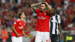 Avançado a atacar e faixas a prevenir