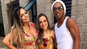 Ronaldinho Gaúcho faz as pazes com as suas duas mulheres