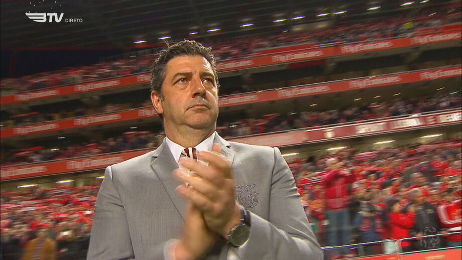 Resultado de imagem para Rui vitória recebe os jogadores àentrada em campo