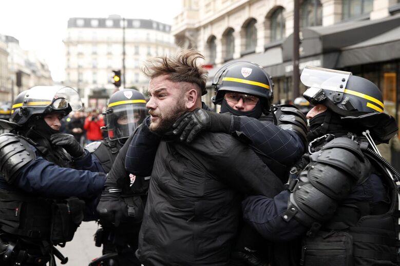 Polícia detém mais de 300 pessoas em manifestação dos coletes amarelos em Paris