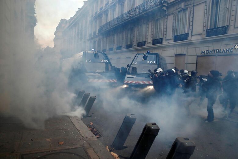 Polícia detém mais de 300 pessoas em manifestação dos coletes amarelos em Paris