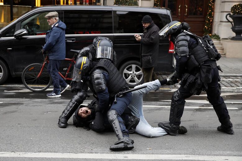 Polícia detém mais de 300 pessoas em manifestação dos coletes amarelos em Paris
