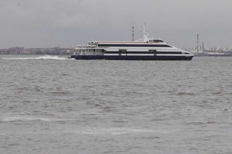 Barco da Transtejo que faz a travessia do rio Tejo
