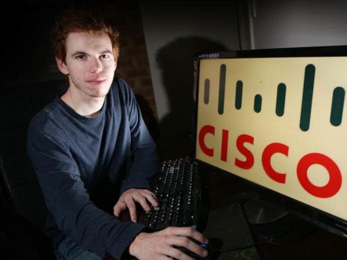 Luke Munday agrediu a namorada em direto na Internet, enquanto jogava Fortnite