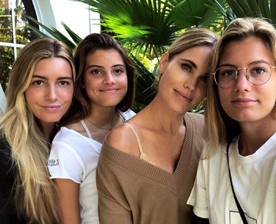 Mulher de Figo publica foto com as filhas e os elogios não acabam