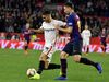 Lenglet (23 anos) tem sido aposta firme de Valverde e é um dos grandes valores que o Barcelona pretende segurar