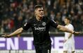 A excelente época que Luka Jovic está a realizar no Eintracht Frankfurt não passou despercebida ao Real Madrid. Segundo o 'AS', os merengues querem avançar para a contratação o avançado sérvio emprestado pelo Benfica aos alemães no próximo mercado de verão.