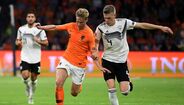 Frenkie de Jong (21 anos) - médio centro