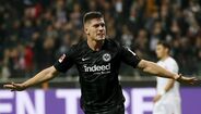 A excelente época que Luka Jovic está a realizar no Eintracht Frankfurt não passou despercebida ao Real Madrid. Segundo o 'AS', os merengues querem avançar para a contratação o avançado sérvio emprestado pelo Benfica aos alemães no próximo mercado de verão.