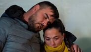 Os pais de Julen, Jose Rosello e Vicky Garcia, confortam-se durante a operação do resgate do menino que caiu em poço