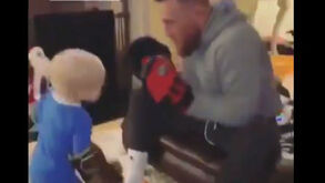 Filho de McGregor ainda não tem 2 anos e já luta como gente grande 