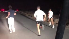 Ronaldo mantém forma com corrida noturna... no deserto