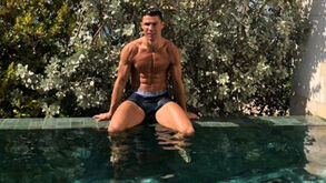Cristiano Ronaldo exibe boa forma em piscina no Dubai