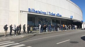 Venda de bilhetes para jogo com o Benfica atrasada: longa fila desesperou adeptos no Dragão