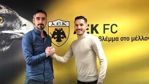 Hélder Lopes renova com AEK Atenas
