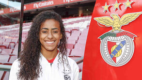 Benfica oficializa contratação de defesa