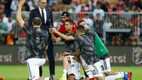 Adepto invadiu relvado no aquecimento e tirou foto com Cristiano Ronaldo