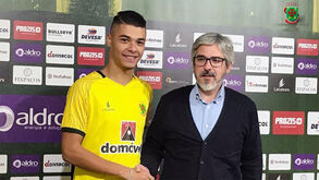  Diogo Almeida assina contrato profissional