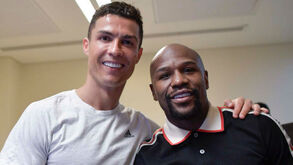 Mayweather foi à Arábia Saudita assistir ao Juventus-Milan e ficou rendido a Ronaldo  