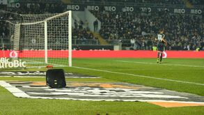 'Fumarada' e cadeiras no relvado: as imagens de um intenso V. Guimarães-Benfica