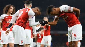 Emery procura equilíbrio entre Lacazette e Aubameyang