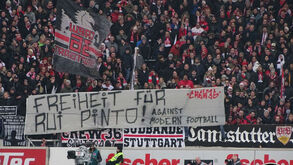 Claques do Estugarda pedem liberdade para Rui Pinto