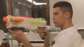 Cristiano Ronaldo faz pontaria ao Rio Ave-Feirense em brincadeira com o filho