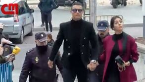 Ronaldo ainda é rei em Madrid: nem à entrada do tribunal se safou dos autógrafos