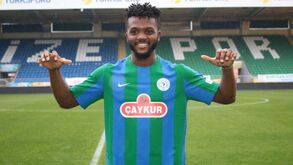 Oficial: Chidozie emprestado pelo FC Porto aos turcos do Çaykur Rizespor