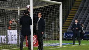 O momento em que Carlos Xistra testa a tecnologia da linha de golo para o Benfica-FC Porto