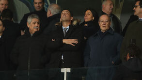 Vieira e Pinto da Costa apenas separados por Proença na tribuna