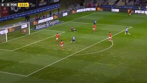 Brahimi colocou o FC Porto na frente; benfiquistas pediram falta mas VAR confirmou o golo