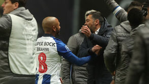 Brahimi marcou e correu para Sérgio Conceição