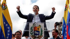 Líder do congresso Juan Guaidó autoproclama-se presidente interino da Venezuela