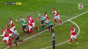 Sporting pediu penálti, árbitro consultou as imagens e nada assinalou
