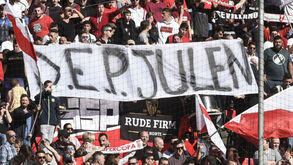 Homenagem a Julen nas bancadas do Sevilha-Levante