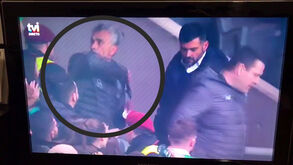 Treinador de guarda-redes do FC Porto tentou agredir adepto com medalha