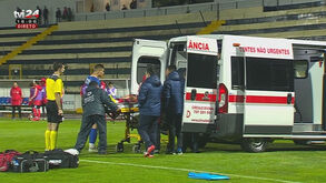 Jogador do Benfica evacuado de ambulância no jogo com o Belenenses
