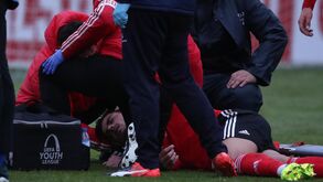 Benfica faz ponto de situação sobre jogador dos Sub'23 que saiu de ambulância do relvado