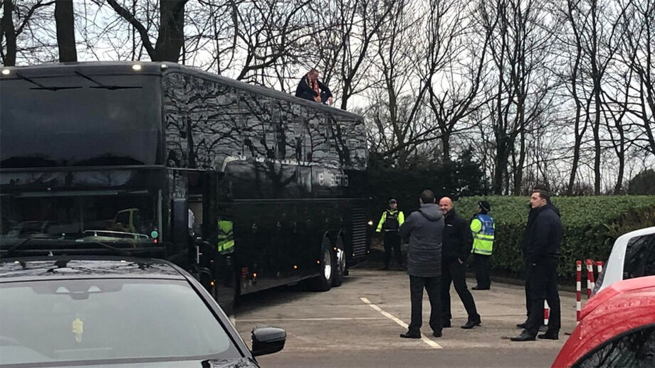 Adepto 'saltitão' ameaçou início do jogo do Arsenal