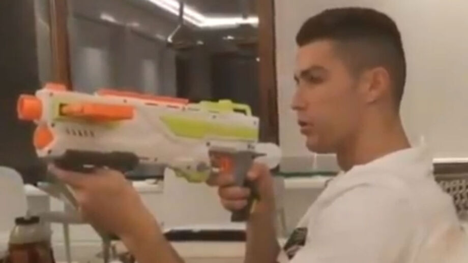 Craque coloca-se à prova com arma de brincar