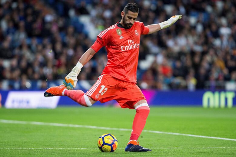 Terceiro na hierarquia de guarda-redes, saiu emprestado para o Leeds United neste defeso e poderá ficar em Inglaterra definitivamente no próximo verão