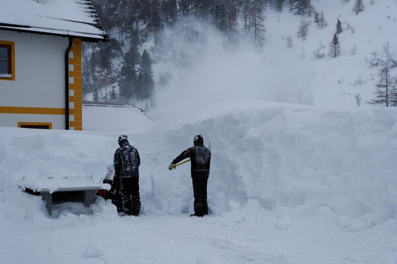 Três homens morrem 'engolidos' por avalanche na Áustria.