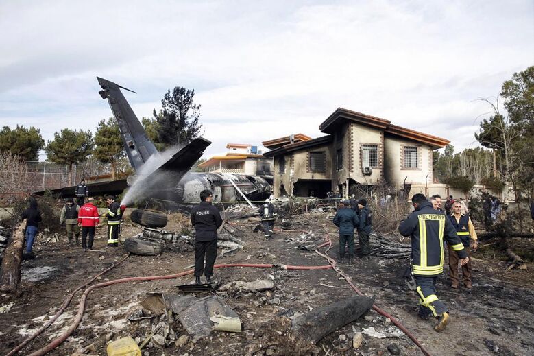 Avião de carga cai no Irão e mata 15 pessoas. Há um sobrevivente