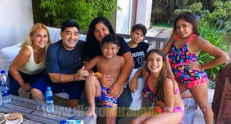 Maradona acompanhado de Verónica Ojeda e do filho Dieguito
