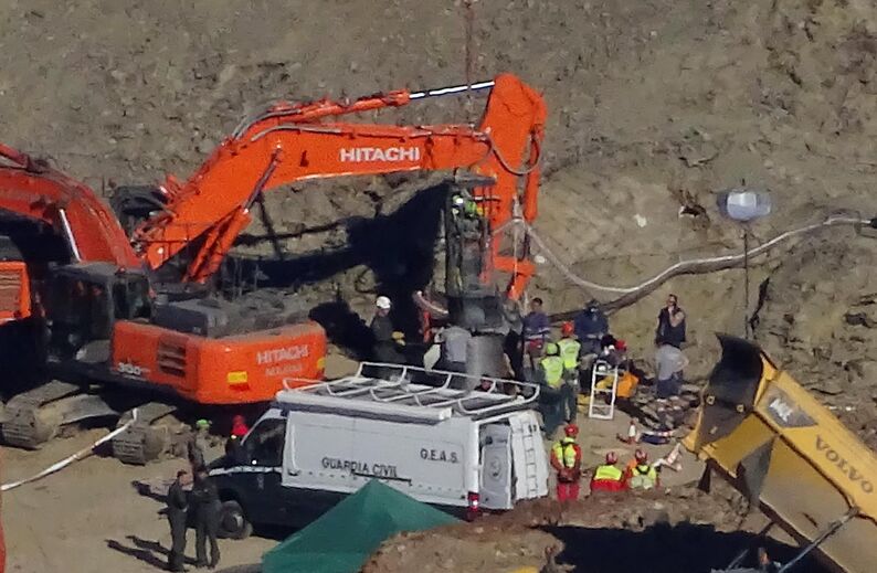 Mineiros descem ao poço para o resgate de Julen em Málaga