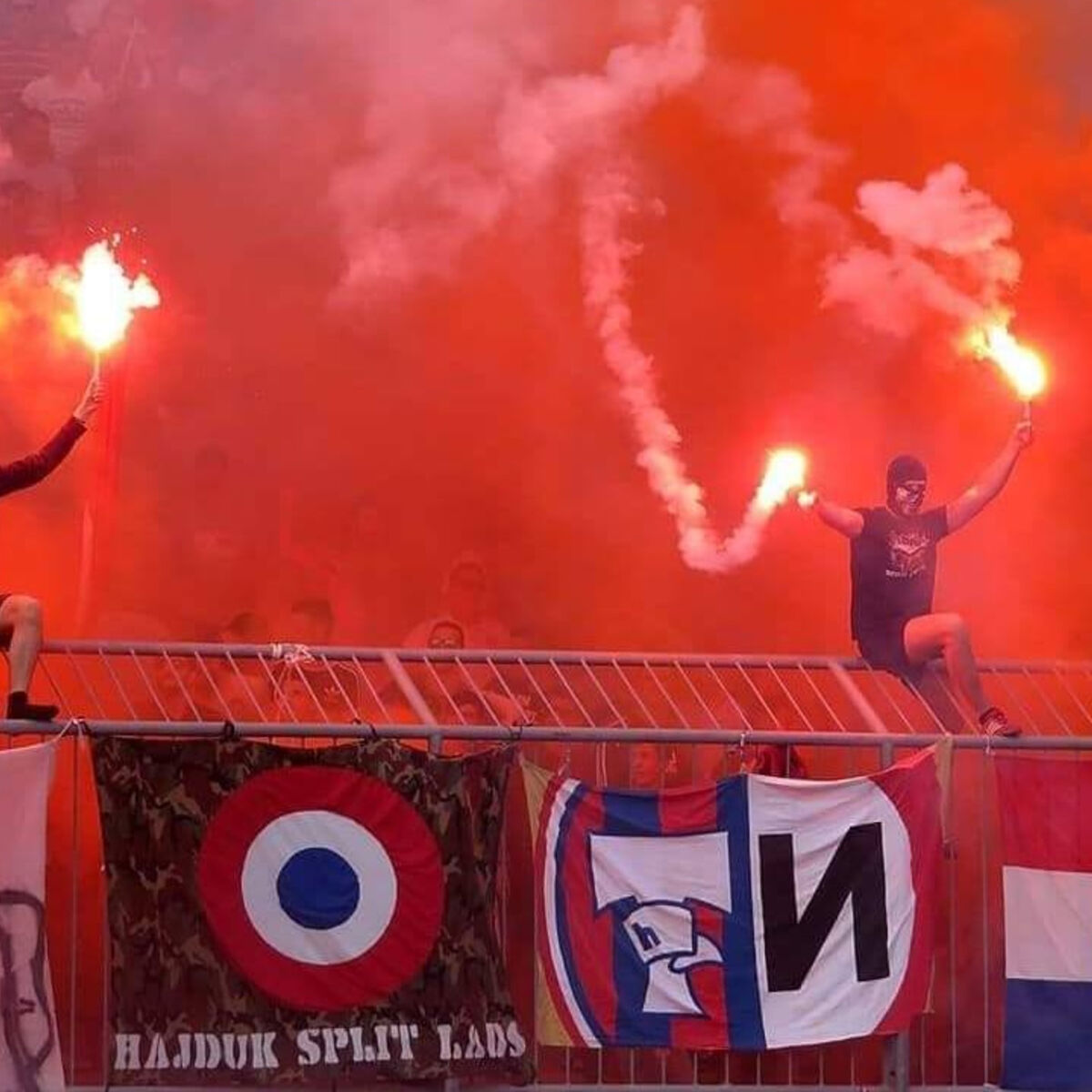 Adeptos do Hajduk Split ostentaram referências ao Benfica no D