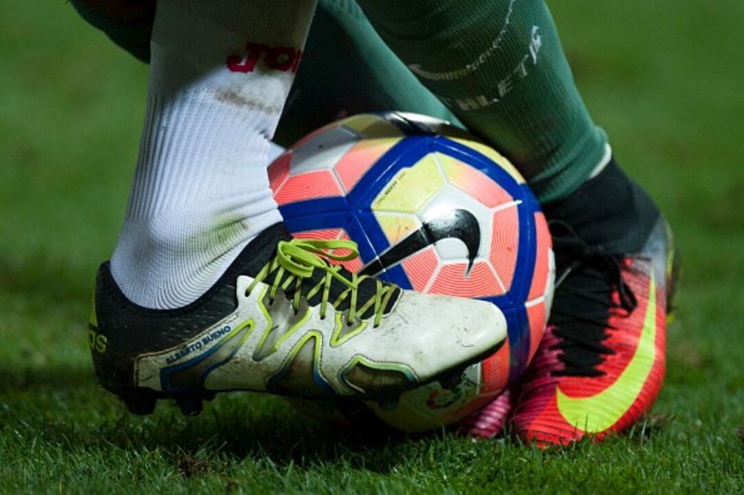 Bola de futebol.